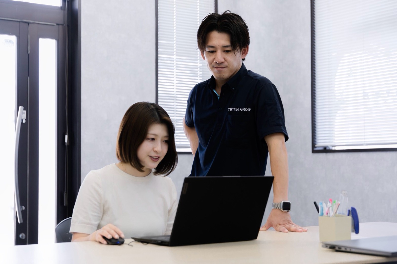 打合せ中の代表 野中